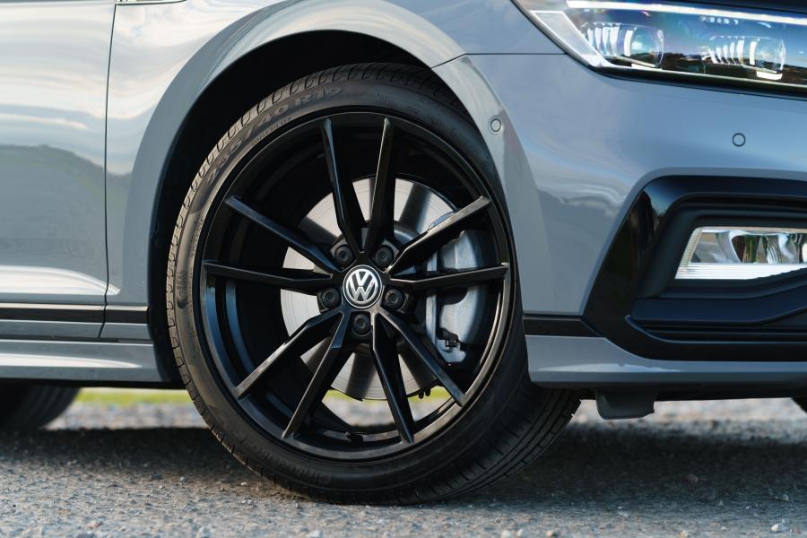 Колеса Volkswagen Passat Estate R-Line Edition (B8) 2019 года  (UK) (фото 20 из 31)